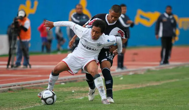 Cueva durante un partido contra Alianza Lima.