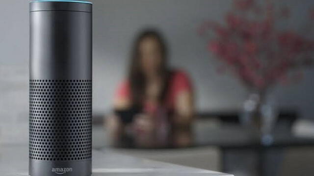 Alexa, la asistente de voz virtual de Amazon, siempre está atenta a las conversaciones.