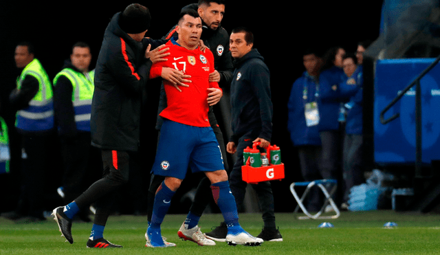 El jugador chileno estuvo muy furioso por su expulsión. Créditos: EFE