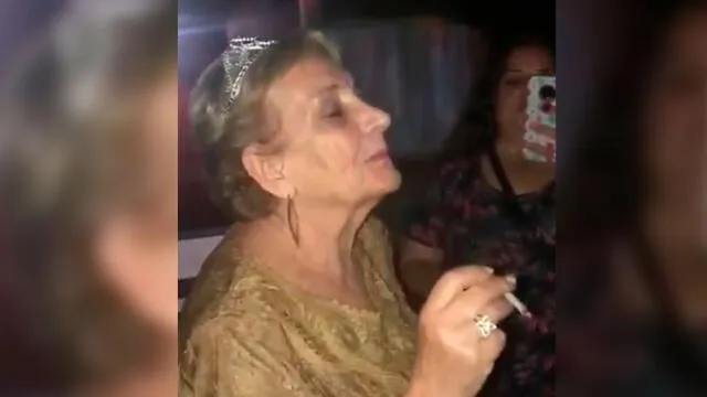 Abuela celebra su cumpleaños fumando marihuana junto con sus nietos [VIDEO]
