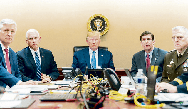 Monitorea. Donald Trump en la Sala de Situación de la Casa Blanca vigila la incursión.