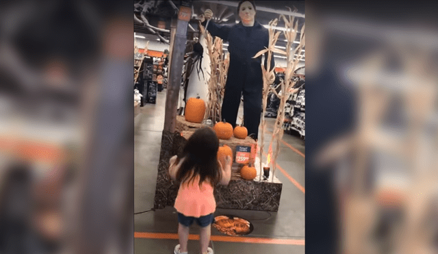 YouTube viral: niña baila con muñeco de 'halloween', pero detalle alarma [VIDEO]