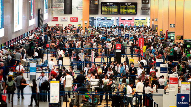 Pasajeros esperan en aeropuerto Jorge Chávez porque los vuelos hacia Chile se cancelaron. Créditos: La República.