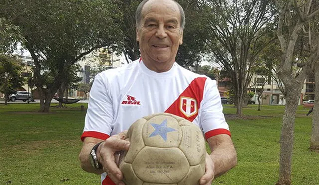 Oswaldo Ramírez posa con la pelota que se usó en el Argentina 2-2 Perú de 1969. Él anotó los dos goles de la 'Blanquirroja'.