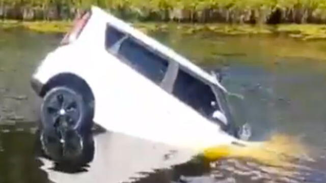 Hombre rescata a mujer que iba a hundirse con su auto en un canal [VIDEO]