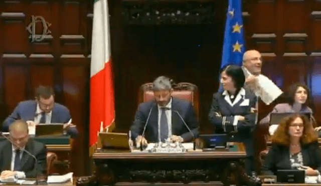 Diputado italiano pide matrimonio a su novia tras interrumpir sesión legislativa [VIDEO]