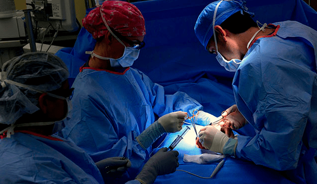 Médicos extirpan riñón de 7,4 kilos a un hombre con grave enfermedad