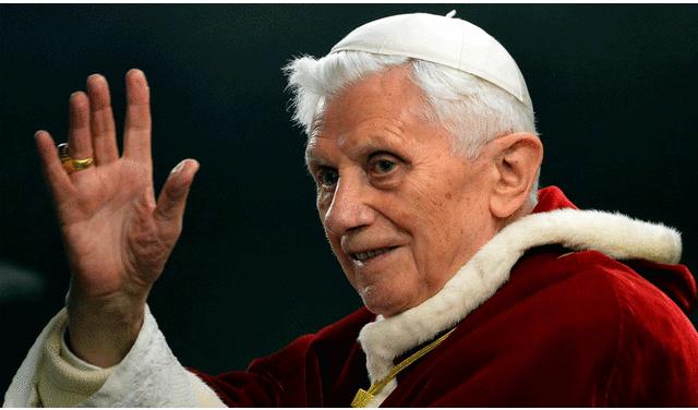 El cuerpo de Benedicto XVI descansa en un catafalco cubierto por una tela dorada y custodiada por dos guardias suizos vestidos con ropa de gala. Foto: CNN