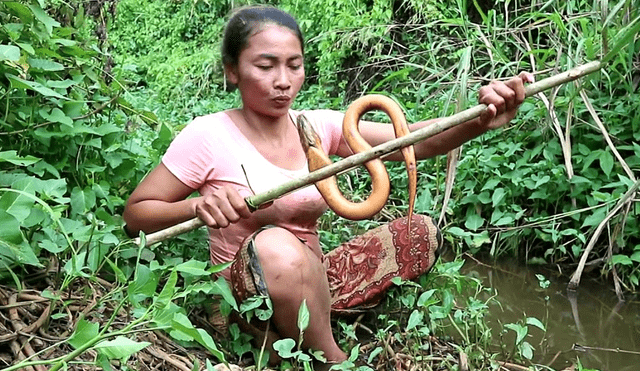 Facebook: mujer caza serpiente para luego hacer lo impensado, imágenes te dejarán espantado [VIDEO] 