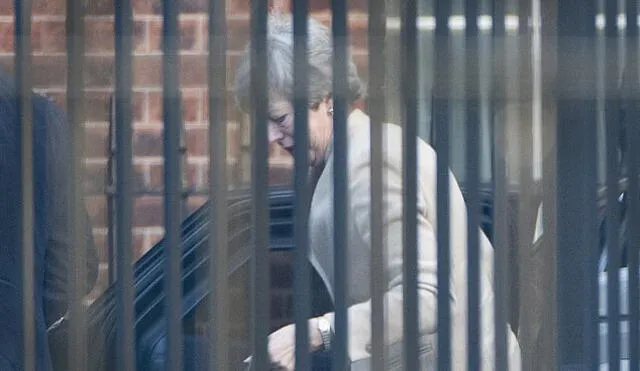 Tras su renuncia, Theresa May va de compras junto a su esposo [FOTOS]