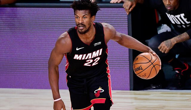 Jimmy Butler hizo 40 puntos a favor de Miami Heat contra Los Angeles Lakers. Foto: AFP