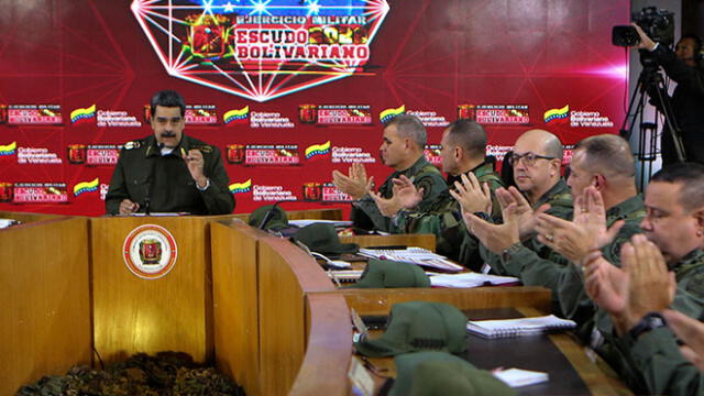 Nicolás maduro aparece con uniforme militar y dice estar preparado para combatir con EE. UU.: Foto: AFP