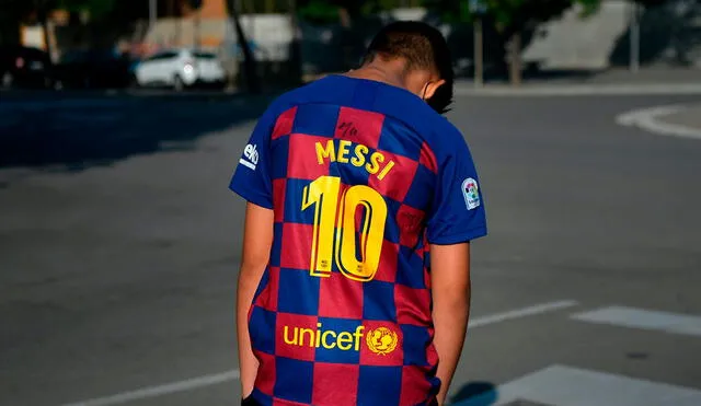 Al ver que Lionel Messi no llegó al Camp Nou para entrenar, el pequeño se puso a llorar. Foto: Sports Center