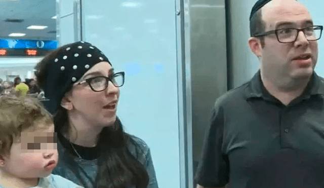 Bajan a familia judía de avión porque ‘olían mal’: demandan a aerolínea por discriminación [VIDEO] 
