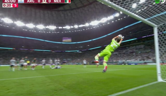 'Dibu' Martínez evitó el gol de México al final del primer tiempo. Foto: captura de DSports