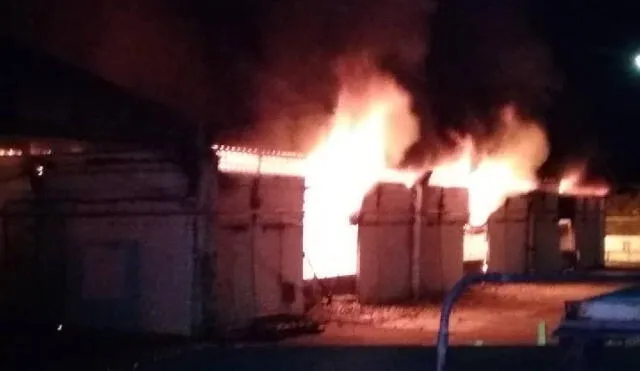 Incendio en los almacenes de CANTV y Movilnet, en Venezuela. Foto: Twitter