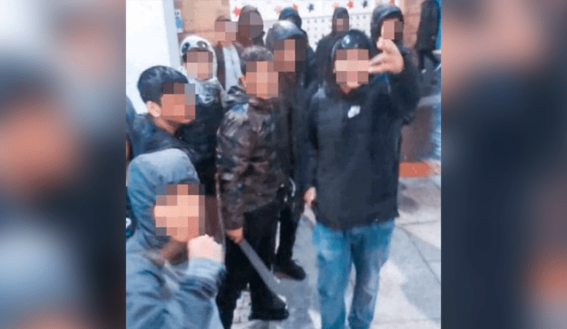 Pandillas se enfrentan con machetes delante de niños que iban a entrar al cine [VIDEO]