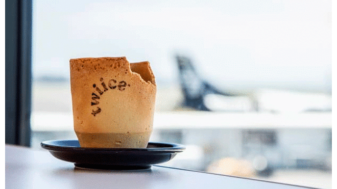 Aerolínea sirve el café en tazas comestibles para reducir sus residuos [VIDEO]