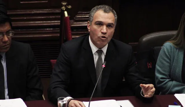 Salvador del Solar sustenta el proyecto del Ejecutivo en Constitución.