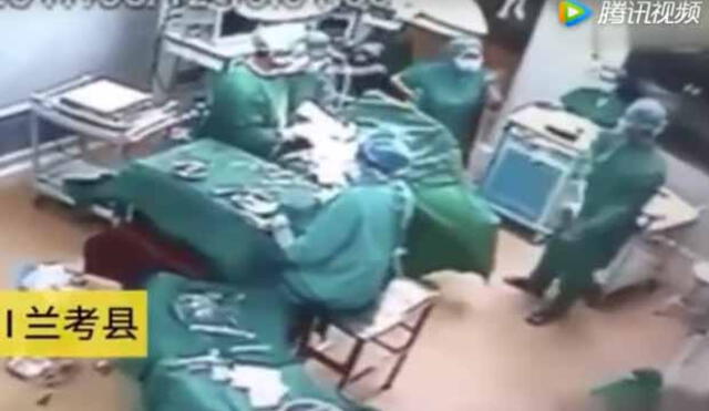 YouTube: Dos cirujanos protagonizan violenta pelea en plena sala de operaciones