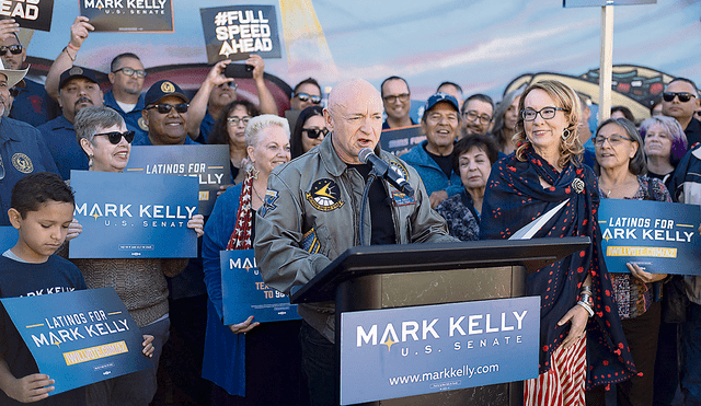 Avanzada. Reelección del senador Mark Kelly en Arizona reforzó el triunfo a los demócratas. Foto: AFP