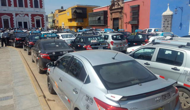 Taxistas toman Plaza de Armas de Trujillo para exigir renuncia de autoridades [VIDEO]