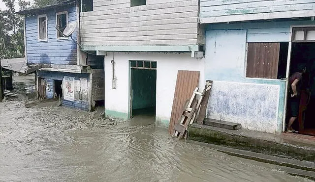 bajo el agua. Viviendas del poblado de Puerto Manoa resultaron inundadas tras el desborde del río Inambari.