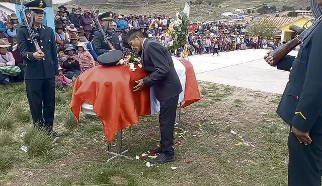 despedida. Padre de oficial de PNP, Eulogio Soncco despide a su hijo en la última morada. Lo enterraron en el cementerio Yanaoca, acompañado por familiares.
