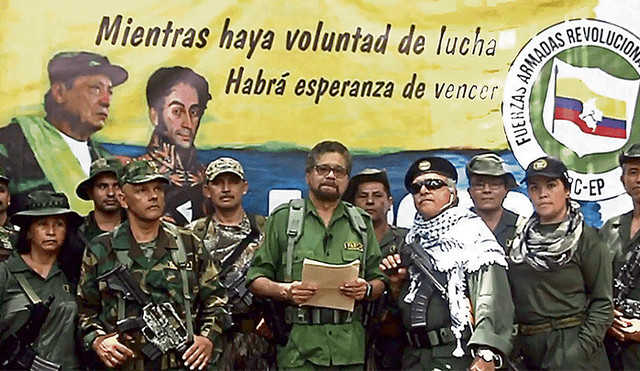Violentos. Imagen difundida por redes sociales muestra al excomandante "Iván Márquez" (C) y al rebelde fugitivo "Jesús Santrich" (con gafas de sol).