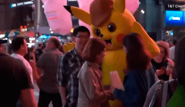 En YouTube, un joven sorprendió a su pareja al vestirse de Pikachu para pedirle matrimonio.