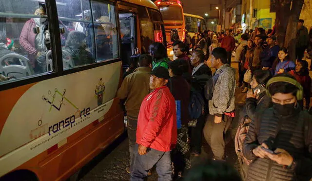 Los principales paraderos de la ciudad de Arequipa estuvieron atiborrados de personas. Foto: Rodrigo Talavera/La República