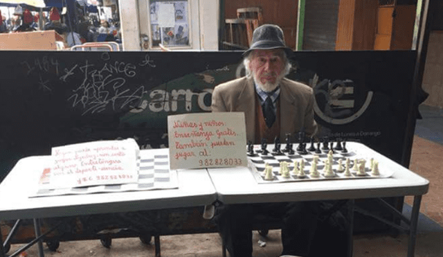 Anciano conmueve redes al dar clases de ajedrez gratis a niñas y niños