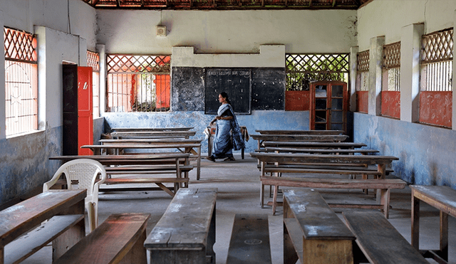 Un miembro del personal dentro de un aula vacía de una escuela en Kochi después de que Kerala ordenó el cierre de las escuelas debido a temores de coronavirus. | Foto: Sivaram V.