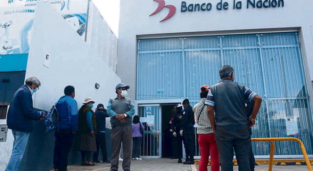 Arequipa. Cientos acudieron a sedes del Banco de la Nación para ver si son beneficiarios.