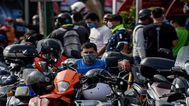 A biker waits in a queue to refuel the tank of his motorcycle near a gas station in Caracas on April 7, 2020 amid the novel coronavirus (COVID-19) outbreak. (Photo by Federico PARRA / AFP)