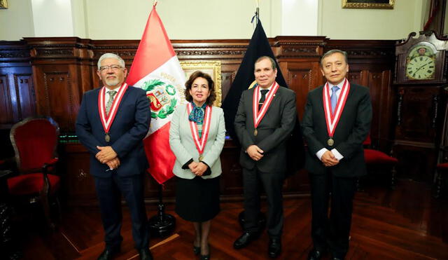 La presidenta del Poder Judicial, Elvia Barrios con los candidatos a sucederla en el cargo: Héctor Lama, Javier Arévalo y Carlos Arias.