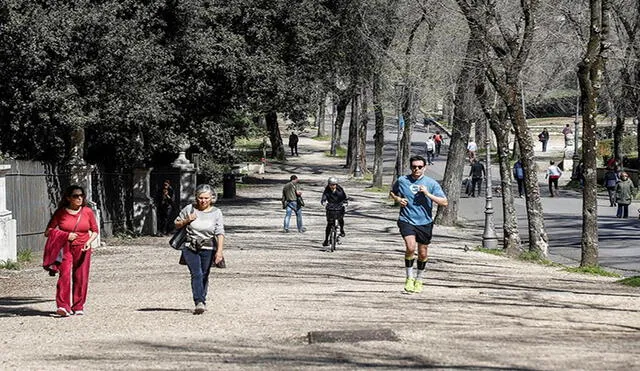 En Roma, Italia, varias personas salieron a las calles a pesar de las medidas anunciadas por su Gobierno. Foto: EFE