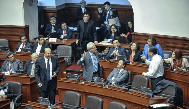 Jorge Castro y Luis Iberico protagonizaron tenso momento en Pleno del Congreso. Foto: Javier Quispe.