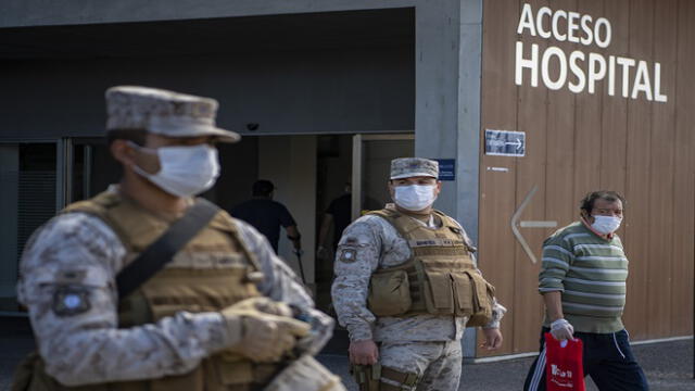 Chilean soldiers wear face masks while on guard outside of Del Carmen Hospital in Santiago, on April 27, 2020, amid the new COVID-19 coronavirus pandemic. (Photo by MARTIN BERNETTI / AFP)
