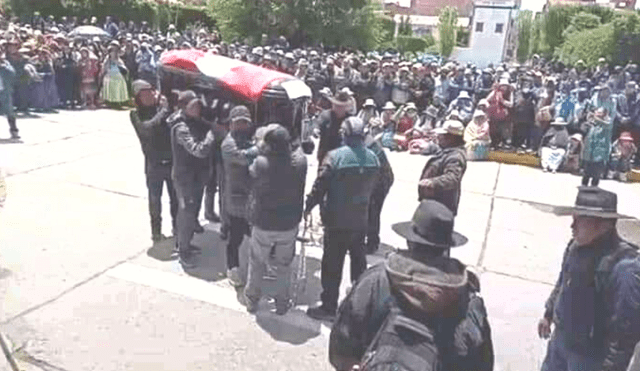 Miles de personas acompañaron el féretro del hombre aymara. Foto: La República