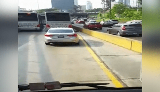 Vía Expresa: Vehículo invade carril del Metropolitano [VIDEO]