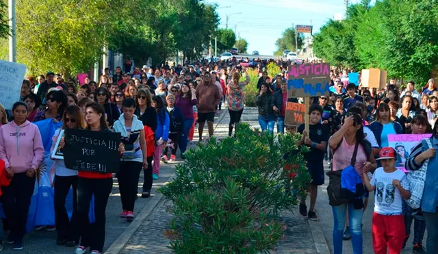 Los ciudadanos realizaron marchas exigiendo justicia para la madre que perdió a su pequeño de 4 años. (Foto: Diario Río Negro)