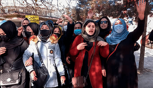 Grupo de mujeres afganas protestando en Kabul, Afganistán. Foto: AFP