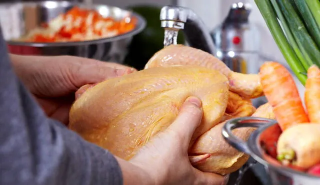 ¿Lavas el pollo crudo? Estás expuesto a un grave peligro, según estudio