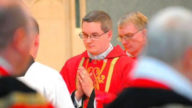 Condenan a sacerdote que realizó tocamientos y mandó videos sexuales a una menor