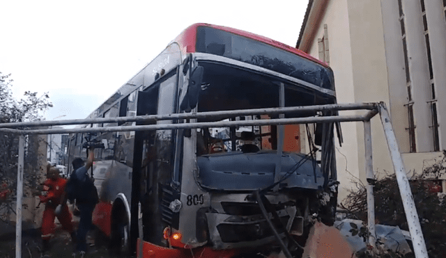 Pueblo Libre: bus del Corredor Rojo choca contra iglesia [VIDEO]