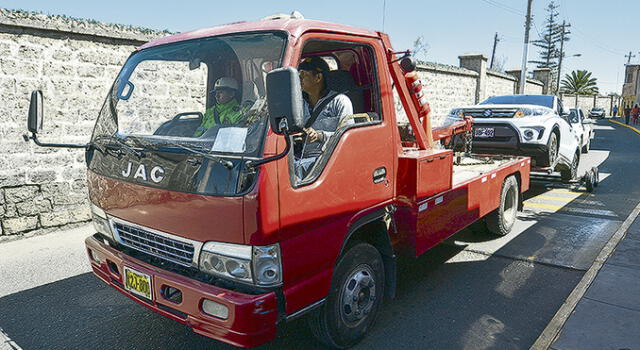 Se paralizaron operativos de remolque por grúas en Arequipa