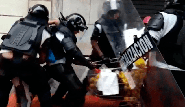 Cercado de Lima: serenos intervienen violentamente a vendedora con su hijo [VIDEO]