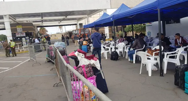 Drama de venezolanos que pugnan por cruzar la frontera de Perú con Chile