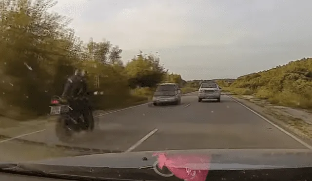 YouTube: El trágico momento en que motociclista choca frontalmente contra auto [VIDEO]